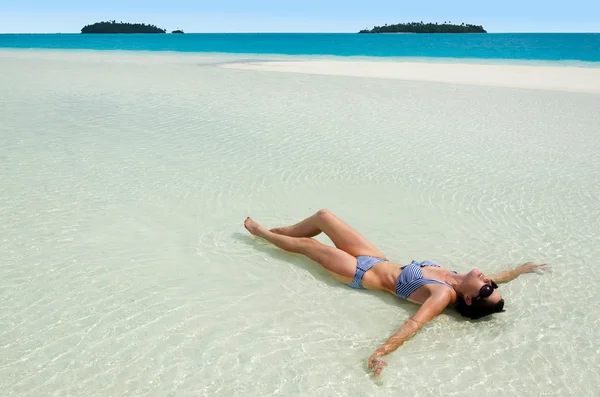 Młoda kobieta opalanie na Wyspy Cooka laguny aitutaki — Zdjęcie stockowe