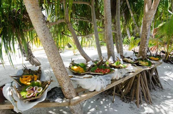 Comida tropical servida al aire libre en la laguna de Aitutaki Islas Cook — Foto de Stock