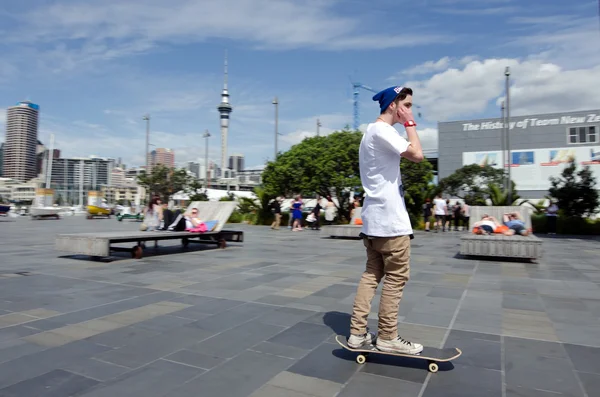 Молодые люди катаются на скейтборде на виадуке Окленда — стоковое фото