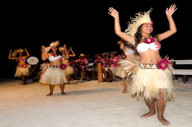 Genç Polinezya Pasifik adasında Tahiti kadın dansçı