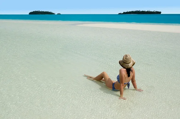 Młoda kobieta relaksujący na Wyspy Cooka laguny aitutaki — Zdjęcie stockowe