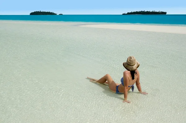 Mladá žena uvolňující na ostrovy laguny aitutaki — Stock fotografie