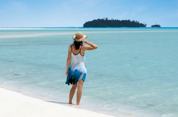 Mladá žena navštívit ostrovy laguny aitutaki — Stock fotografie