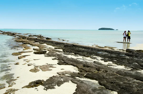 Mladý pár navštivte ostrovy laguny aitutaki — Stock fotografie