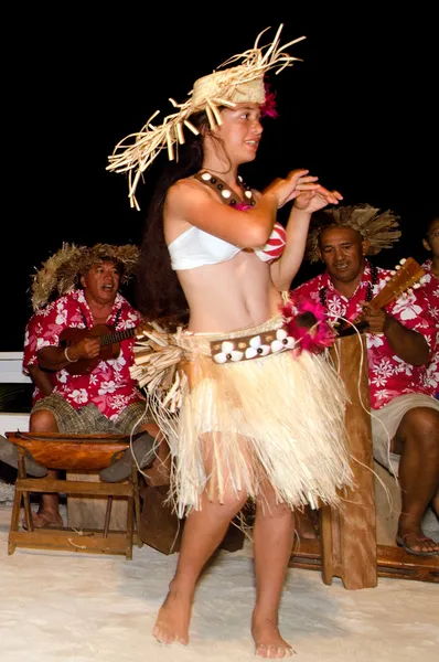 Jonge Polynesische Stille Oceaan eiland Tahitiaanse vrouw danser — Stockfoto