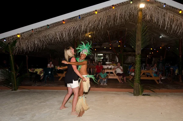Νέοι Πολυνησιακή Ειρηνικού νησί tahitian άνθρωπος χορεύτρια — Φωτογραφία Αρχείου
