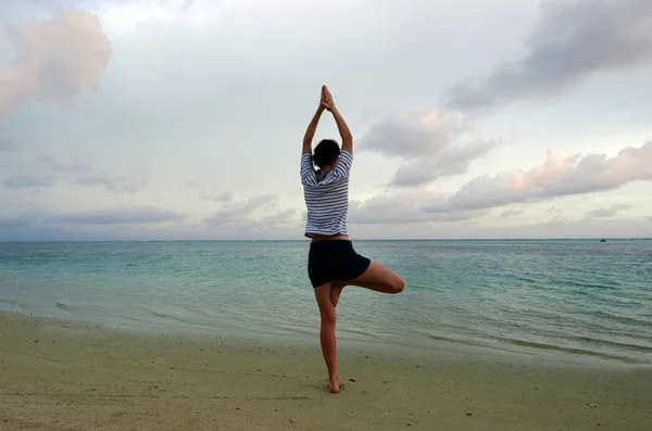 Під час заходу сонця йога на Аітутакі острови Кука лагуни — стокове фото