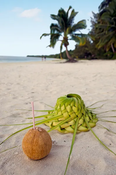 Кокосовая и солнечная шляпа на песчаном берегу моря — стоковое фото