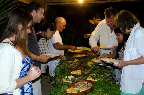 Tropische Speisen im Freien in Aitutaki Lagune Kochinseln serviert — Stockfoto