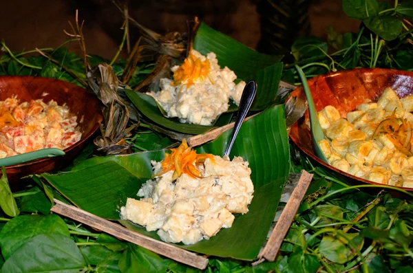 Tropikalny jedzenie serwowane na świeżym powietrzu w Wyspy Cooka laguny aitutaki — Zdjęcie stockowe