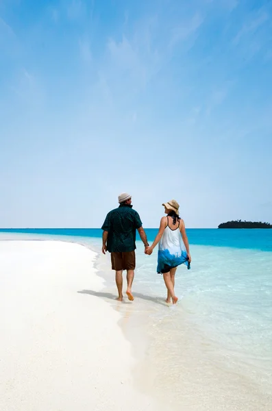 Mladý pár navštivte ostrovy laguny aitutaki — Stock fotografie