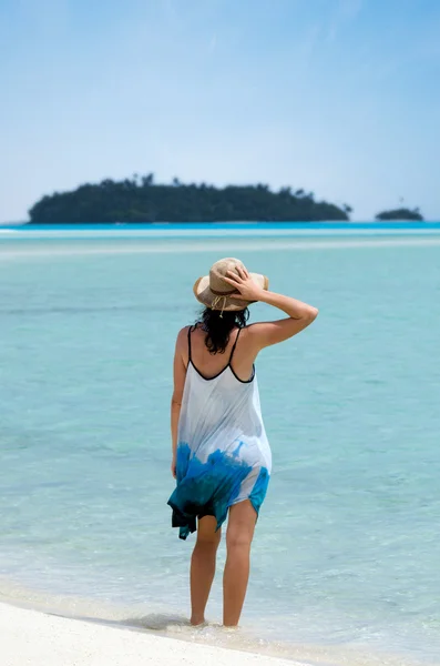 Junge Frau besucht Kochinseln in der Aitutaki-Lagune — Stockfoto