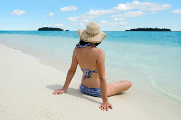 Mujer joven relajándose en la laguna de Aitutaki Islas Cook — Foto de Stock