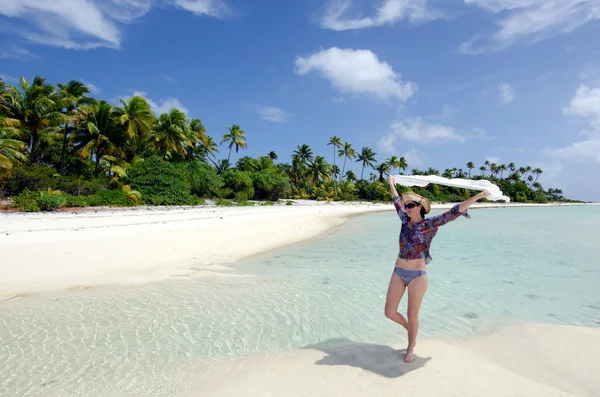 Young sexy woman relaxing on a deserted tropical island — Stock Photo, Image