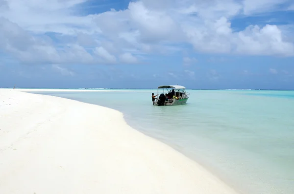 Kreuzfahrtschiff in der Aitutaki-Lagune — Stockfoto