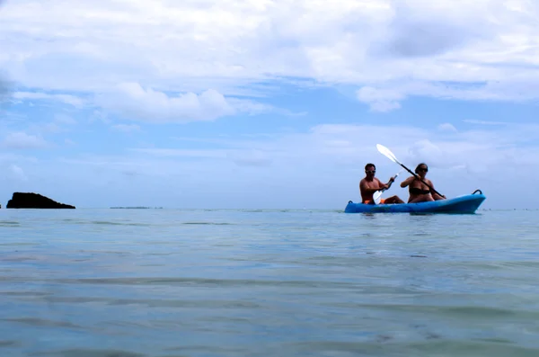 Couple kayaking over Aitutaki Lagoon Cook Islands — Stock Photo, Image