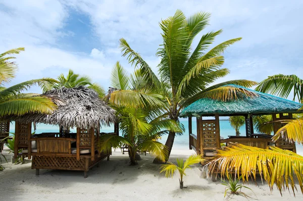 Tropikal Pasifik Okyanusunda ada Beach bungalov — Stok fotoğraf