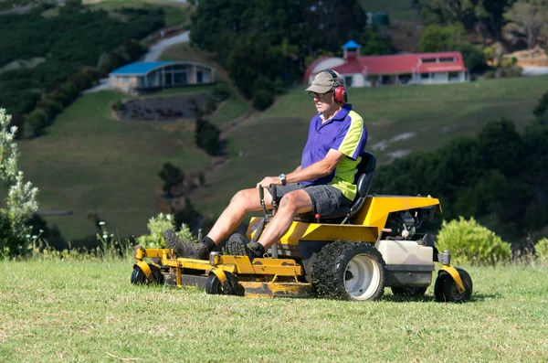 Man rijden op de grasmaaier — Stockfoto