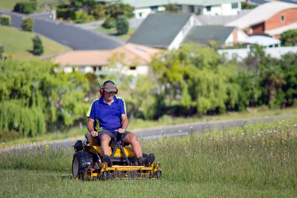 Homem passeio no cortador de grama — Fotografia de Stock