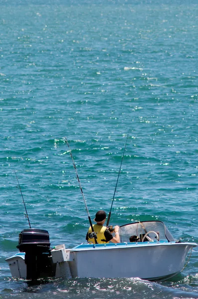 Barca da pesca con pescatore — Foto Stock