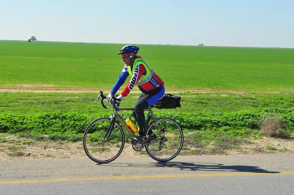 Cycliste en vélo sur une route ouverte — Photo