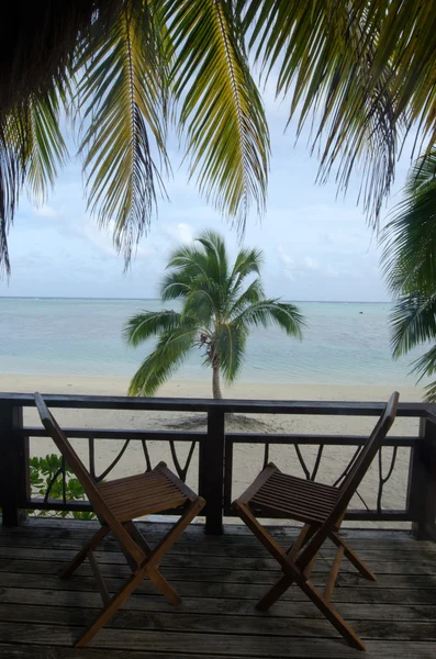 Bungalows de plage sur l'île tropicale polynésienne — Photo