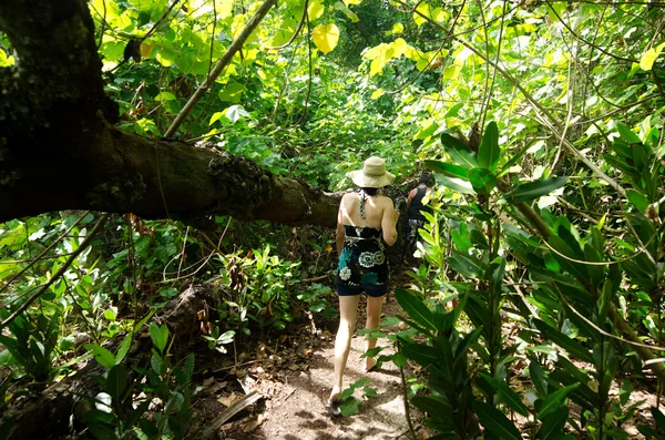 Turista látogasson el a trópusi szigeten aitutaki lagúna cook-szigetek — Stock Fotó