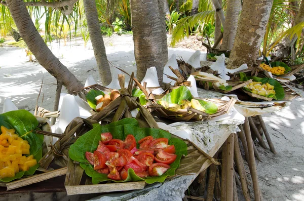 Mâncare tropicală servită în aer liber în Insulele Aitutaki Lagoon Cook — Fotografie, imagine de stoc