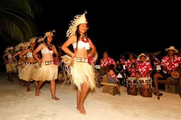 Jonge Polynesische Stille Oceaan eiland Tahitiaanse vrouw dansers — Stockfoto