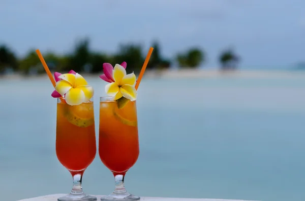 Tropiska drinkar serveras utomhus i aitutaki lagunen cook island — Stockfoto