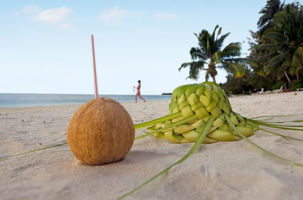 One coconut and sun hat on the sandy sea shore — Stock Photo, Image