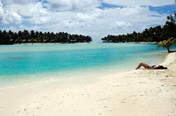 日光浴在库克群岛艾图塔基岛环礁湖中的年轻女子 — 图库照片