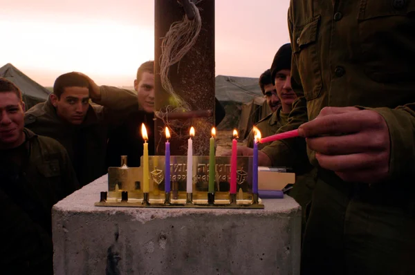 Hanukkah - Soldados israelíes Iluminando un Chanukiah — Foto de Stock