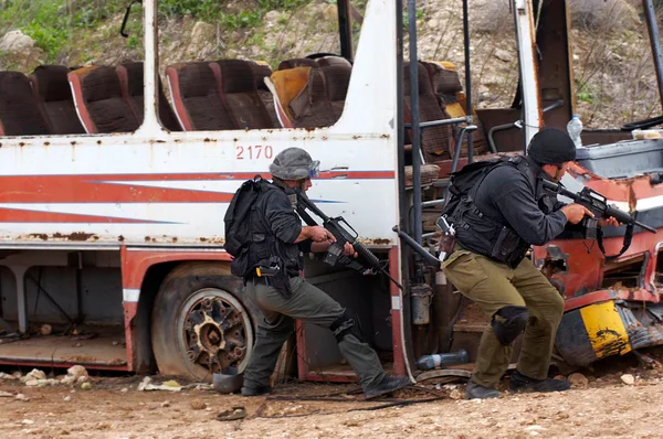 Anti-terroristische squads beoefenen van een redding van gekaapte bus — Stockfoto