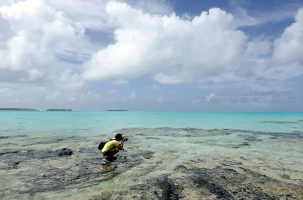 Travel photographer photographing Aitutaki Lagoon Cook Islands — Stock Photo, Image