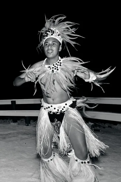 Jonge Polynesische Stille Oceaan eiland Tahitiaanse man dansers — Stockfoto