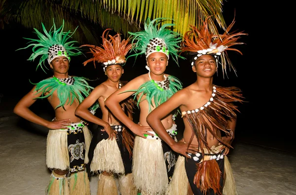 Giovani ballerini dell'isola polinesiana del Pacifico Tahitiani — Foto Stock