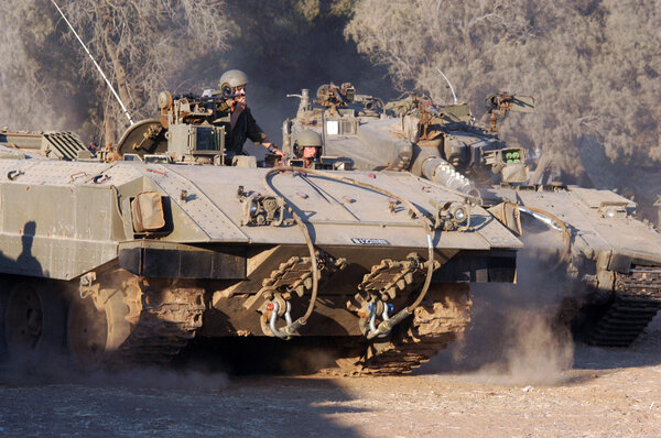 Израильские солдаты и бронетехника
