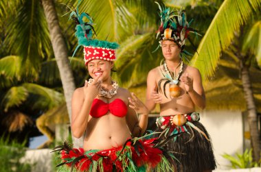 Genç Polinezya Pasifik adasında Tahiti dansçılar Çift