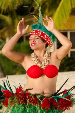 Genç Polinezya Pasifik adasında Tahiti kadın dansçı