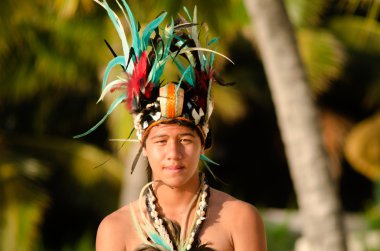 Genç Polinezya Pasifik adasında Tahiti erkek dansçı