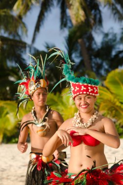 Genç Polinezya Pasifik adasında Tahiti dansçılar Çift
