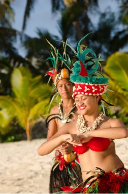 Genç Polinezya Pasifik adasında Tahiti dansçılar Çift