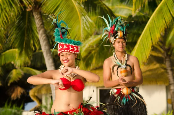 Pareja de jóvenes bailarines tahitianos polinesios de la isla del Pacífico — Foto de Stock