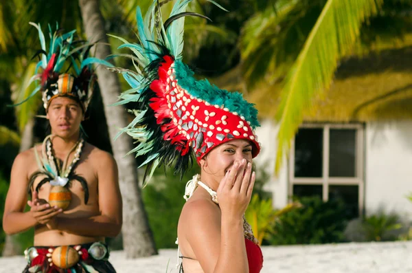 Genç Polinezya Pasifik adasında Tahiti dansçılar Çift