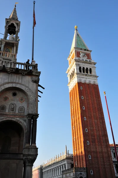 Venetië stadsgezicht - San Marcoplein campanile — Stockfoto