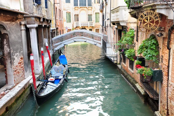 Venedig stadsbilden - klassiska vackra gamla gondolen — Stockfoto