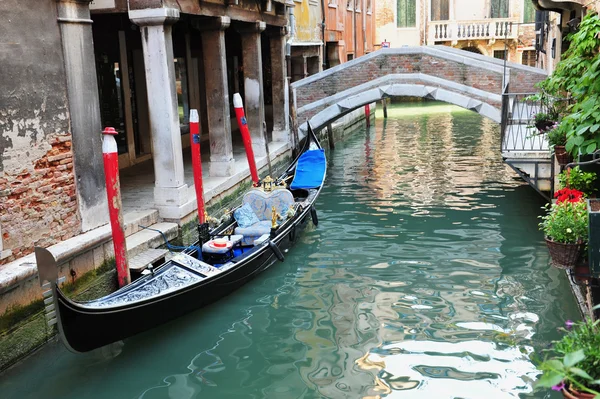 威尼斯城市景观-经典美丽老吊船 — 图库照片