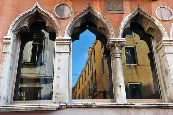 Benátky Itálie panoráma - venictian okna — Stock fotografie