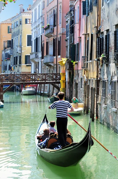 Venecia - Gondolier remo góndola — Foto de Stock